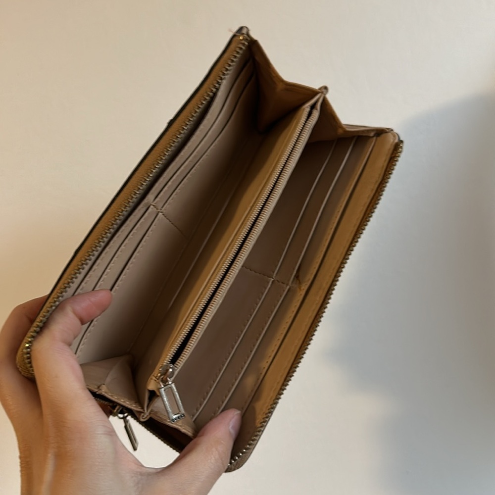 GUESS Wallet - Picture 2 of 3